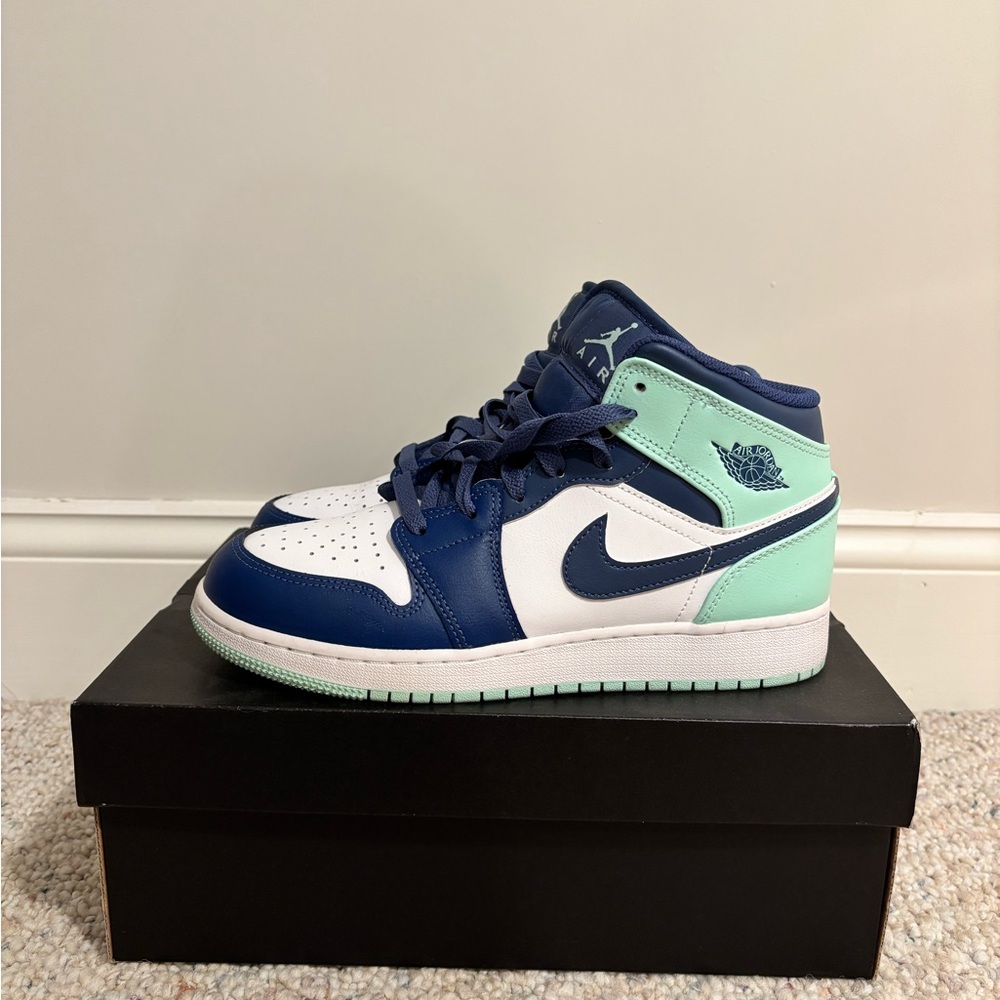 Nike Blue and Green Sneakers Mid-Top Design